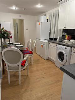 6 bedroom house share to rent, Biscay Road, London