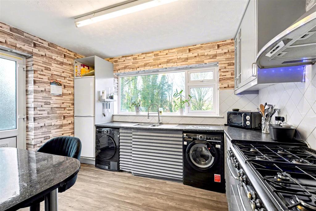 Kitchen 2.jpg