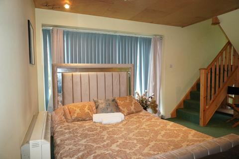 2 bedroom maisonette to rent, Fieldend Road, Pinner