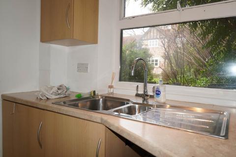 2 bedroom maisonette to rent, Fieldend Road, Pinner