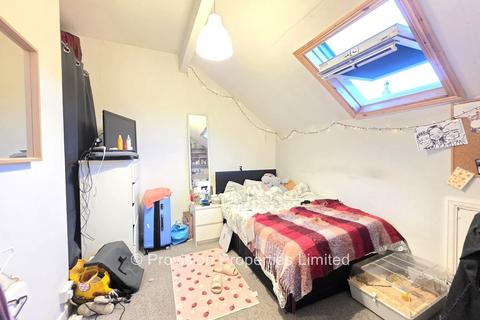 3 bedroom terraced house to rent, Harold Terrace, Hyde Park LS6