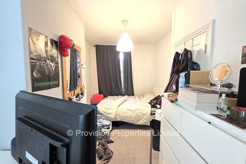 3 bedroom terraced house to rent, Mayville Place, Hyde Park LS6