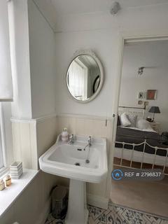 2 bedroom detached house to rent, East Parade, Hastings, TN34