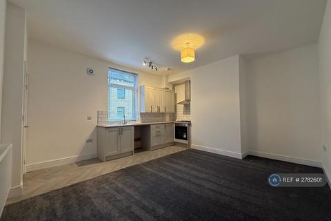 2 bedroom end of terrace house to rent, George St, Cleckheaton, BD19