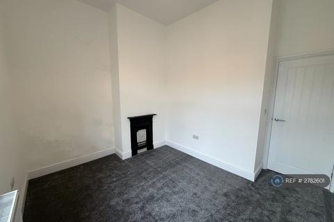 2 bedroom end of terrace house to rent, George St, Cleckheaton, BD19