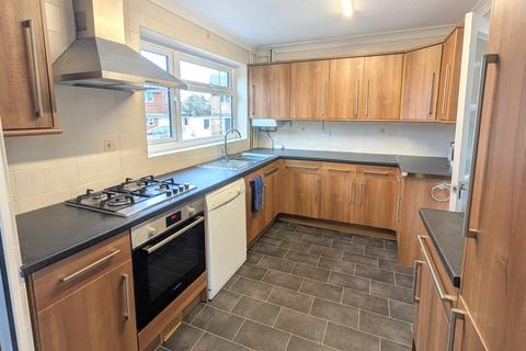 3 bedroom semi-detached house to rent, Milton Road, Addlestone KT15
