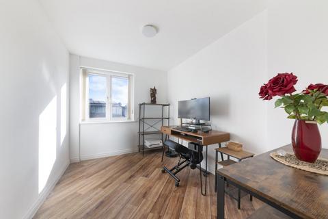 2 bedroom apartment to rent, Locksons Close, London, E14
