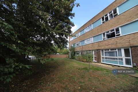 3 bedroom maisonette to rent, Grove Road, Emmer Green, Reading, RG4