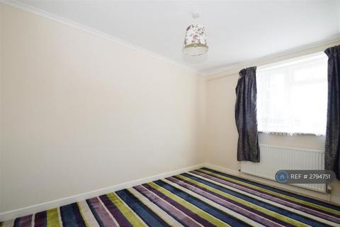 3 bedroom maisonette to rent, Grove Road, Emmer Green, Reading, RG4