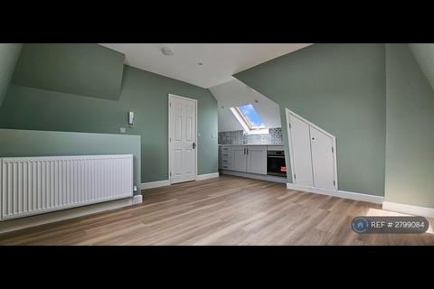 1 bedroom in a house share to rent, Honeywell Road, London, SW11
