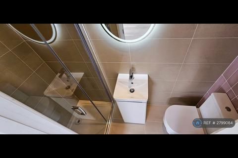 1 bedroom in a house share to rent, Honeywell Road, London, SW11