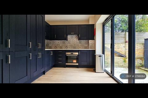 1 bedroom in a house share to rent, Honeywell Road, London, SW11