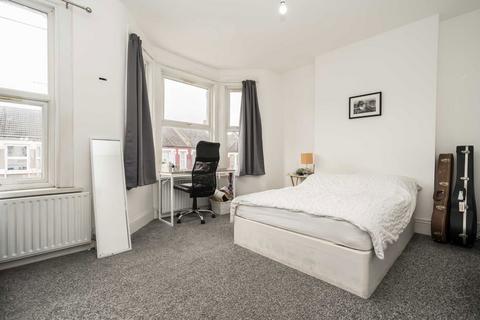 4 bedroom house to rent, Letchworth Street, London SW17