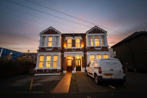 Studio to rent, Eastern Road, Romford, RM1