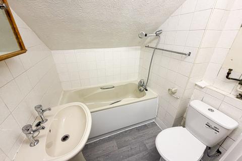 Studio to rent, Eastern Road, Romford, RM1