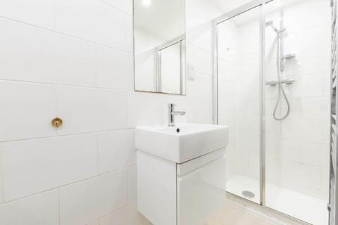 2 bedroom flat to rent, Fairhazel Gardens, London