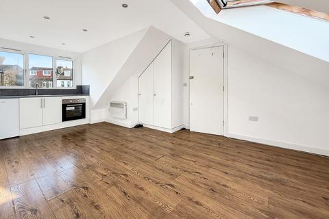 Studio to rent, Acton Lane, London, NW10