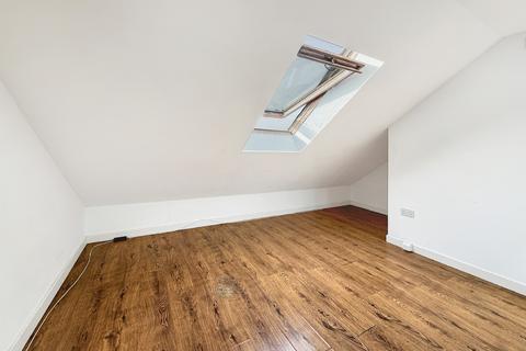 Studio to rent, Acton Lane, London, NW10