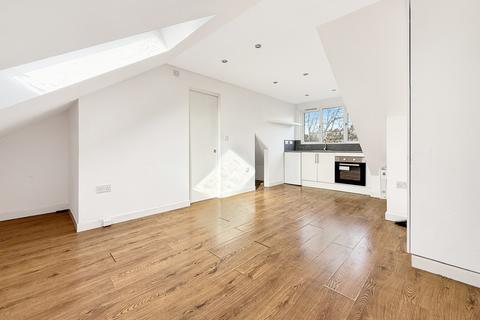 Studio to rent, Acton Lane, London, NW10