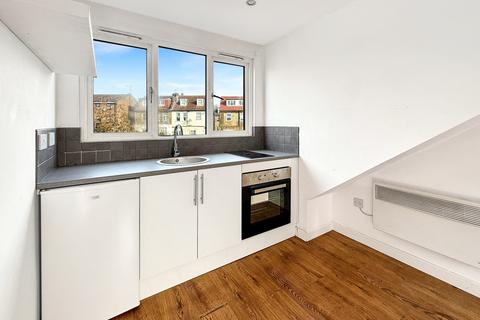 Studio to rent, Acton Lane, London, NW10