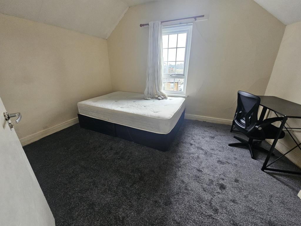 Bright double bedroom with a comfortable double...