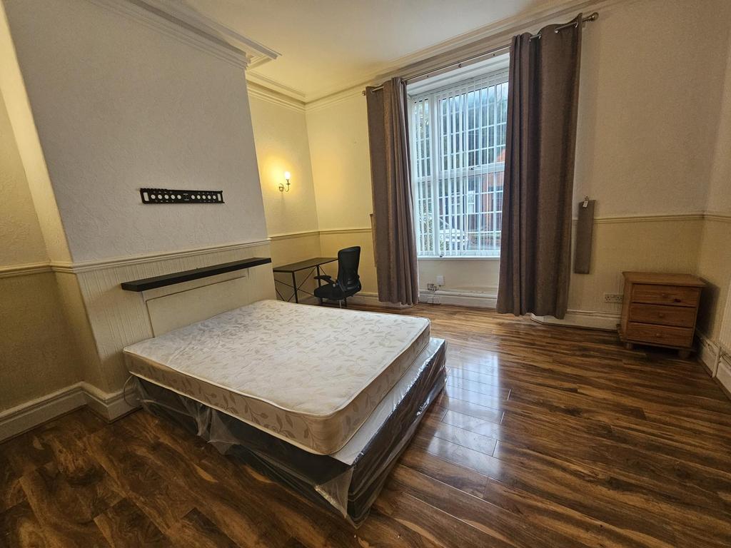 Bright, well-kept double bedroom with wooden fl...