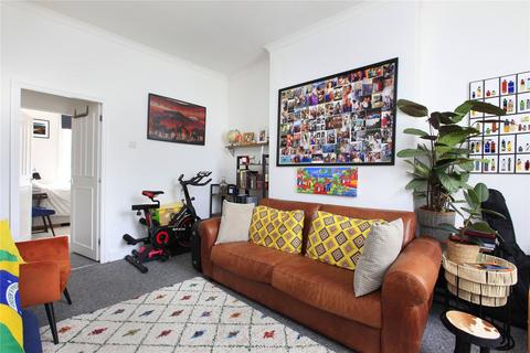 2 bedroom flat to rent, Battersea High Street, London