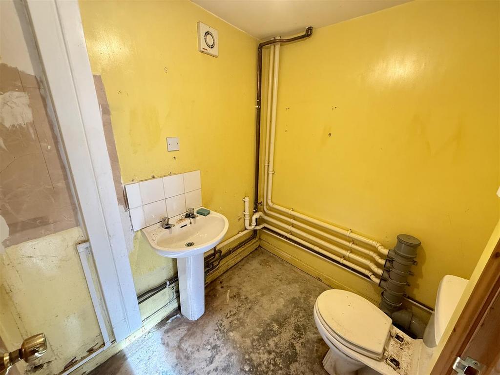 Cloakroom/Utility Room