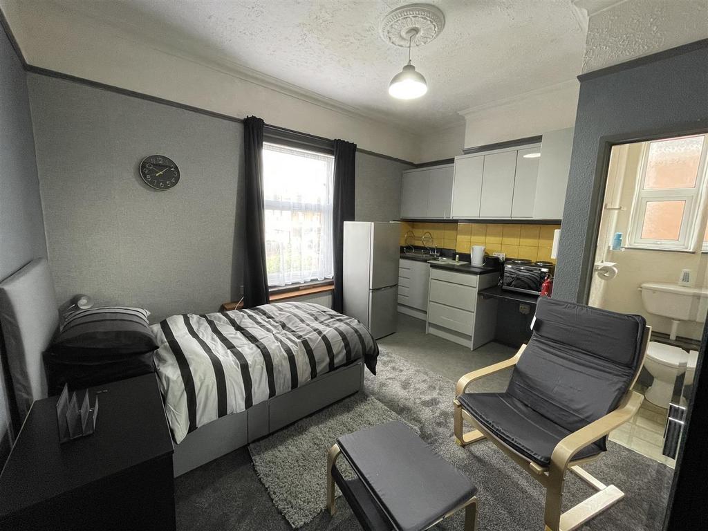 Room 5, 81 Wilton Avenue bedroom.JPG