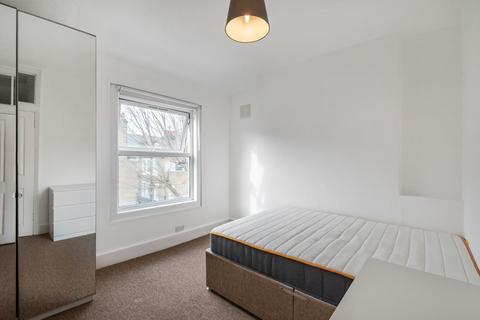 2 bedroom flat to rent, Theatre Street, London, SW11