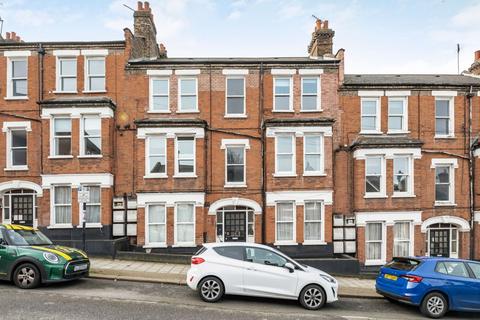 2 bedroom flat to rent, Theatre Street, London, SW11