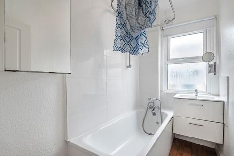 2 bedroom flat to rent, Theatre Street, London, SW11