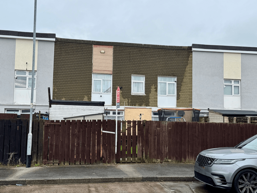 Three bedroom mid-terrace house - For sale by auc