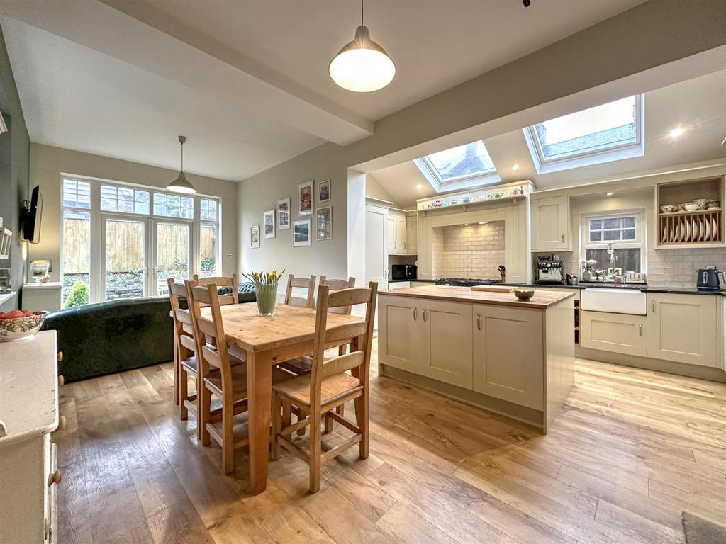 FAMILY KITCHEN &amp; DINING