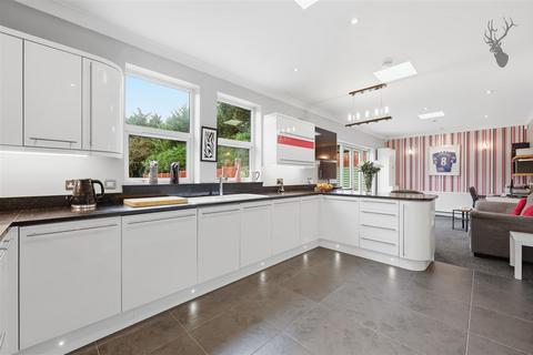4 bedroom end of terrace house for sale, The Ridgeway, London E4