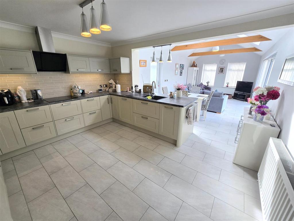 Kitchen / Diner / Dayroom