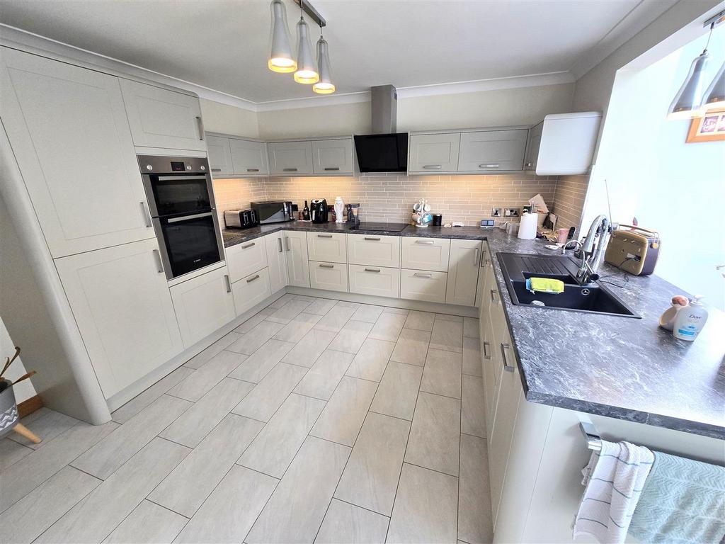 Kitchen / Diner / Dayroom