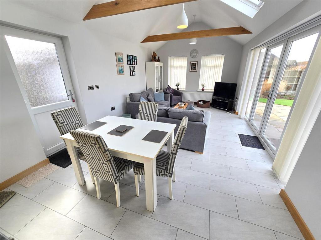 Kitchen / Diner / Dayroom
