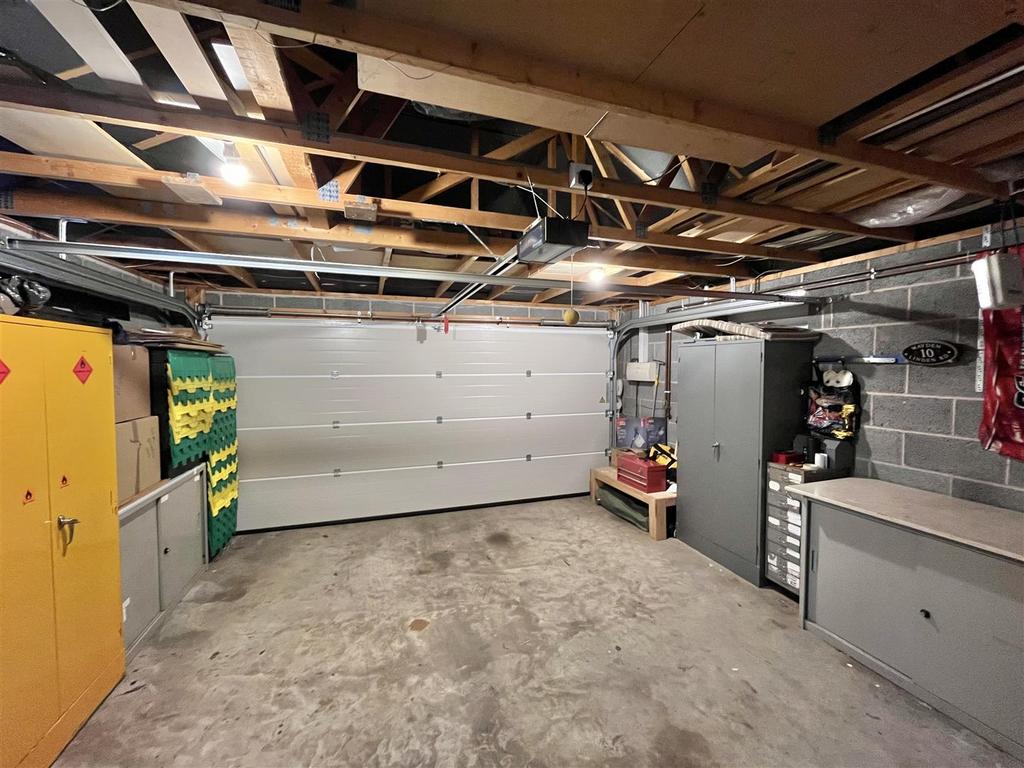 Attached Double Garage &amp; Wc