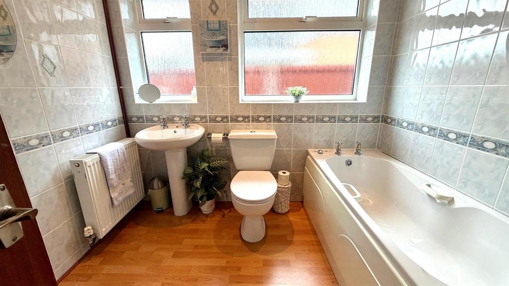 Tiled 4 piece bathroom