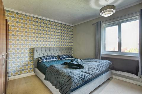 2 bedroom flat for sale, Chesters Avenue, Newcastle upon Tyne, Tyne and Wear, NE12