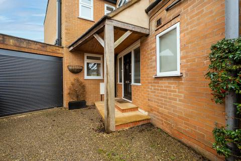 4 bedroom semi-detached house to rent, Almsford Oval, Harrogate, HG2