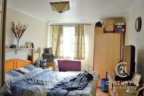 2 bedroom apartment for sale, Cole Gardens, Hounslow, TW5 9RJ