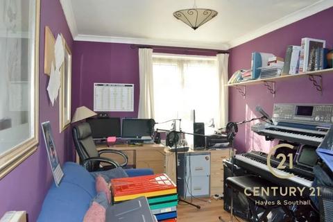 2 bedroom apartment for sale, Cole Gardens, Hounslow, TW5 9RJ