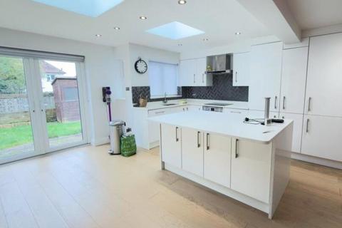 4 bedroom terraced house to rent, Moorlands Avenue, Mill Hill, NW7