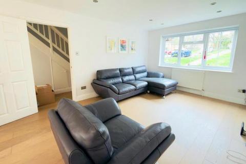4 bedroom terraced house to rent, Moorlands Avenue, Mill Hill, NW7