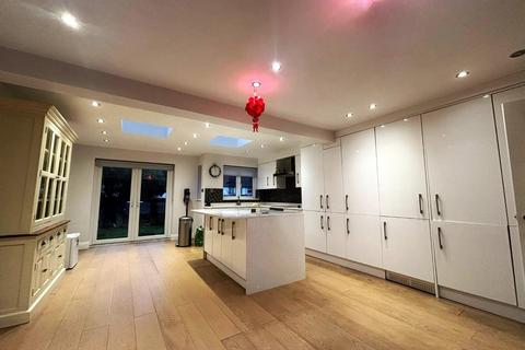 4 bedroom terraced house to rent, Moorlands Avenue, Mill Hill, NW7