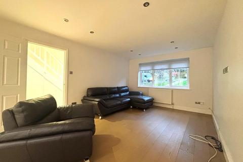 4 bedroom terraced house to rent, Moorlands Avenue, Mill Hill, NW7