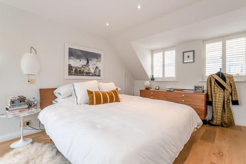 3 bedroom mews to rent, Cornwall Gardens Walk London SW7