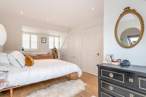 3 bedroom mews to rent, Cornwall Gardens Walk London SW7